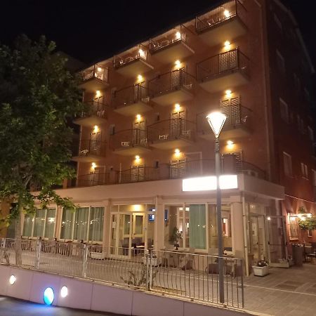 Hotel Serafini มิซาโน อาดรีอาติโก ภายนอก รูปภาพ