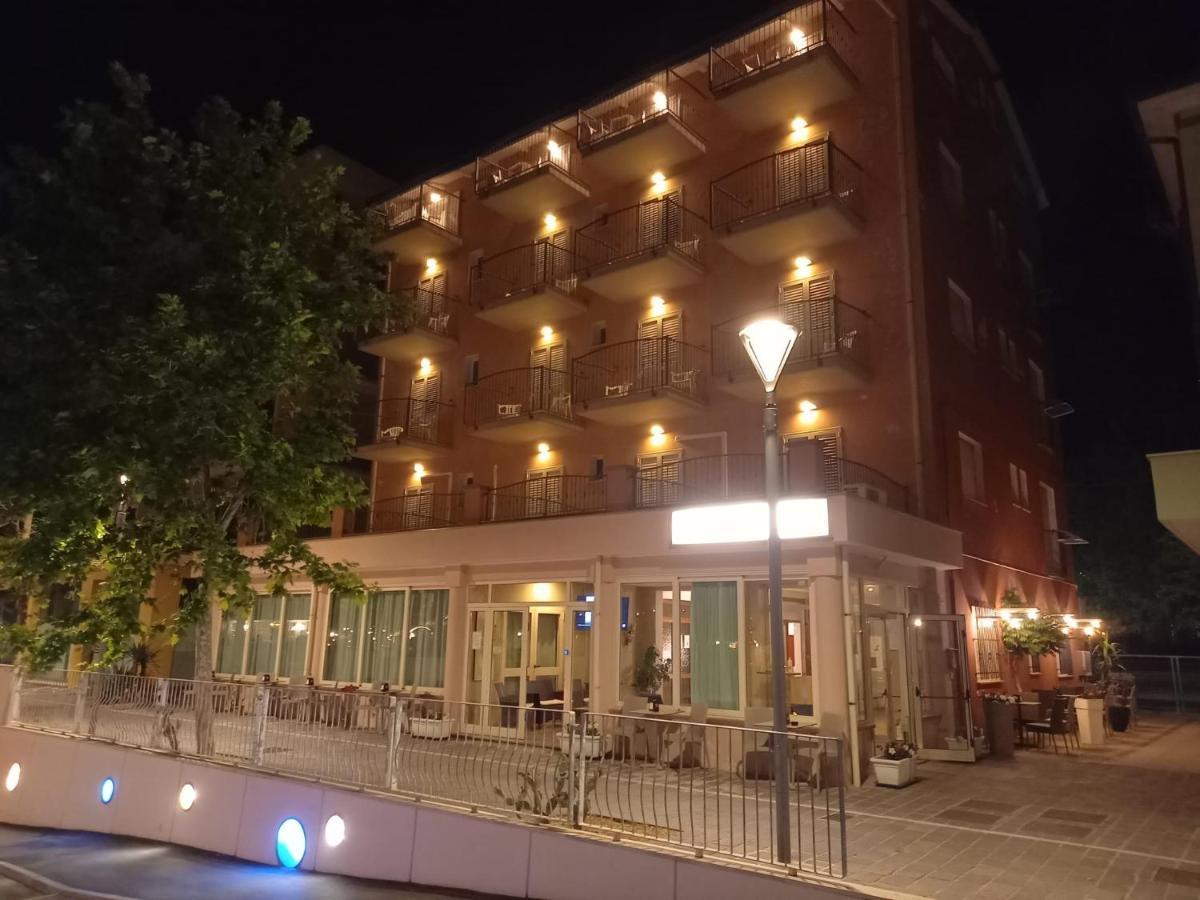 Hotel Serafini มิซาโน อาดรีอาติโก ภายนอก รูปภาพ