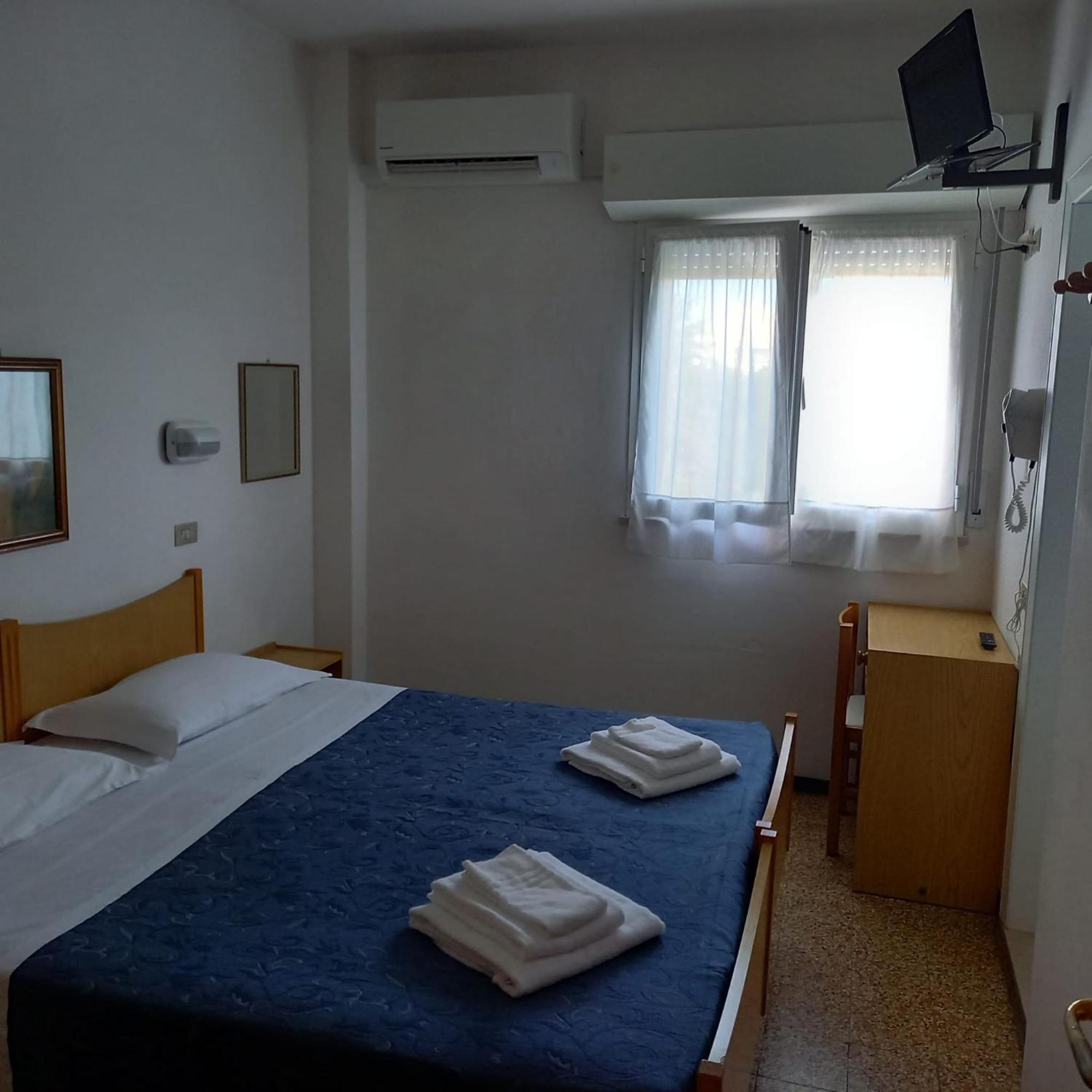 Hotel Serafini มิซาโน อาดรีอาติโก ภายนอก รูปภาพ